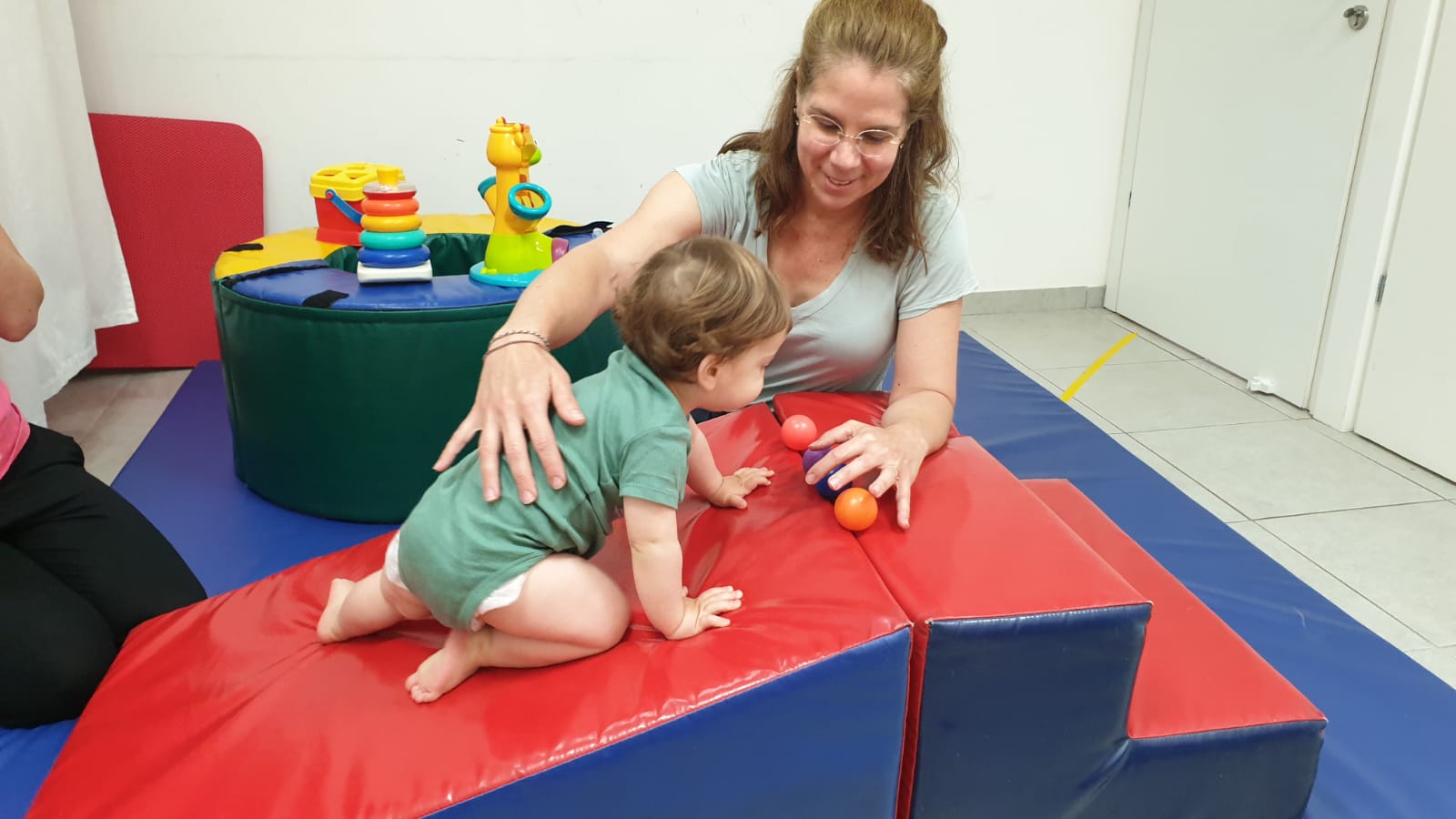 חדווה ארז בקליניקה עם תינוק